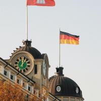 3389_3341 Hamburgfahne und Deutschlandflagge auf dem Störtebekerhaus | 